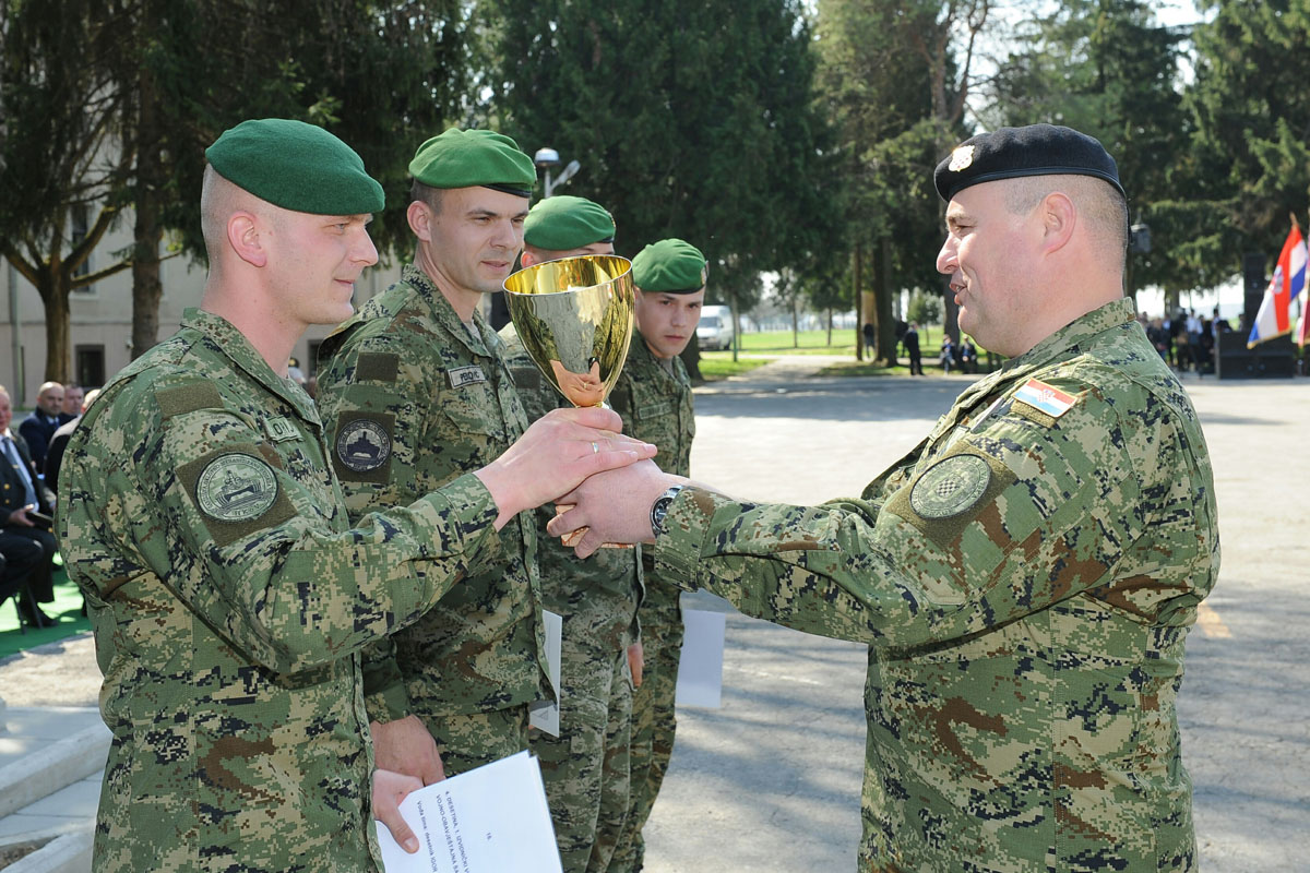 https://www.morh.hr/wp-content/gallery/obiljezena-10-obljetnica-gardijske-oklopno-mehanizirane-brigade-2/gombr_131854.jpg