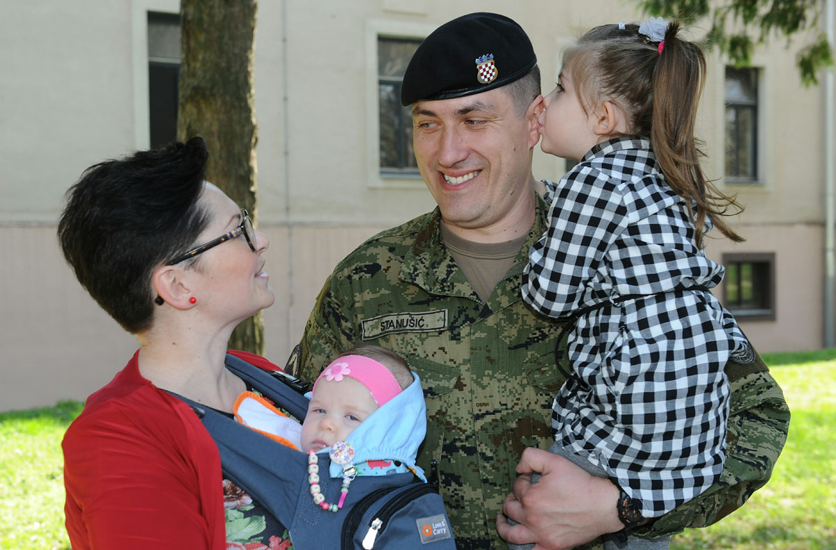 https://www.morh.hr/wp-content/gallery/obiljezena-10-obljetnica-gardijske-oklopno-mehanizirane-brigade-2/gombr_132132.jpg