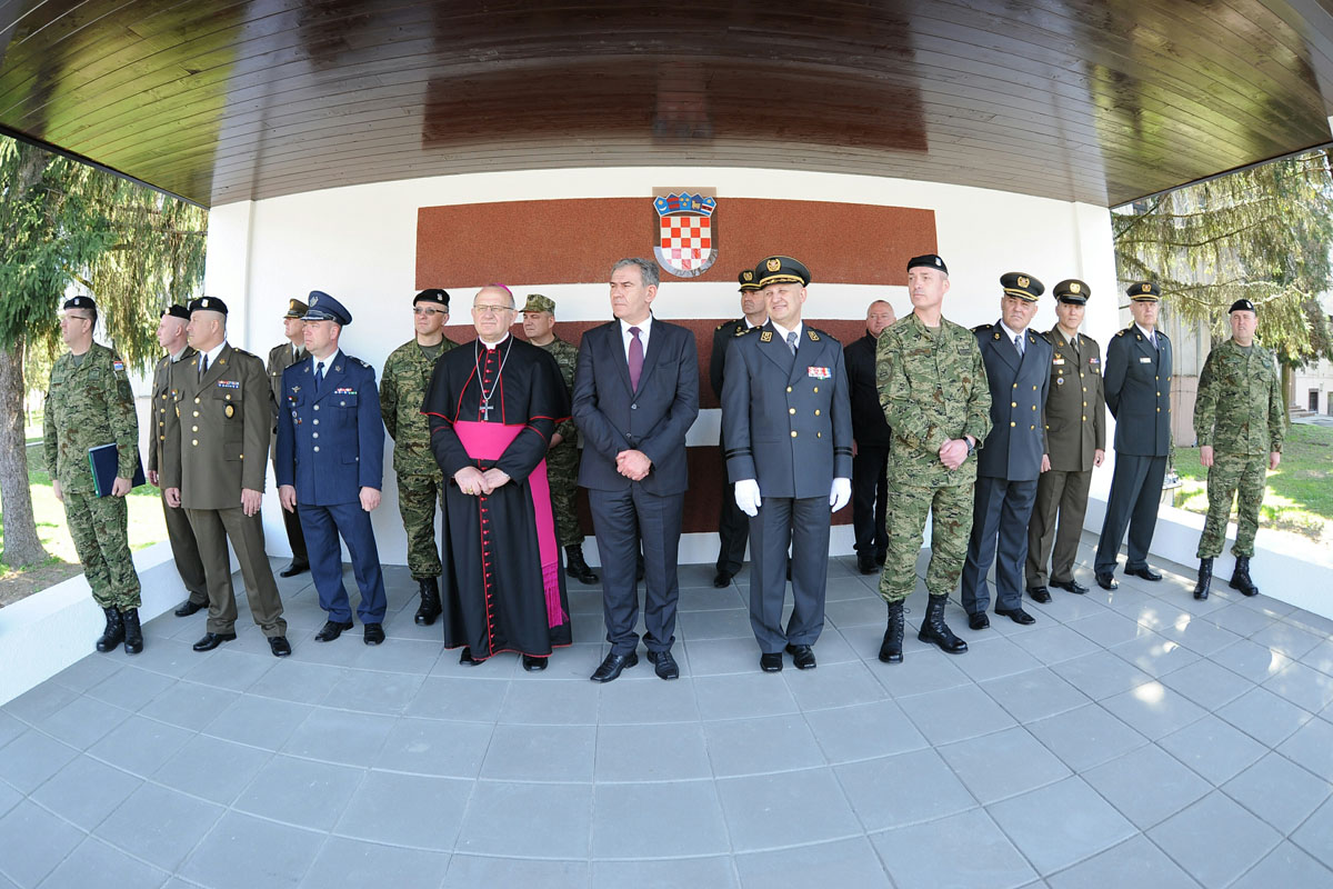 https://www.morh.hr/wp-content/gallery/obiljezena-10-obljetnica-gardijske-oklopno-mehanizirane-brigade-2/gombr_132354.jpg