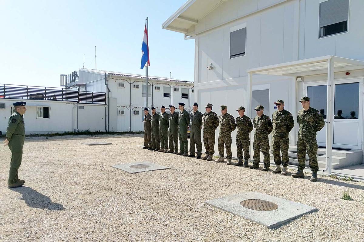 https://www.morh.hr/wp-content/gallery/obiljezena-10-obljetnica-sudjelovanja-helikopterskih-posada-u-operaciji-kfor/31_hrvcon_kfor_kosovo_hv_osrh_03072019_v.jpg