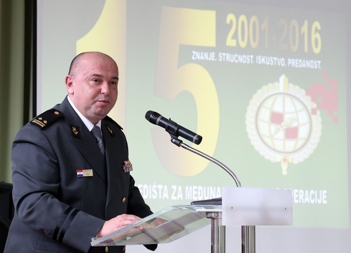 https://www.morh.hr/wp-content/gallery/obiljezena-15-godisnjica-sredista-za-medunarodne-vojne-operacije/smvo_04032016_02.jpg