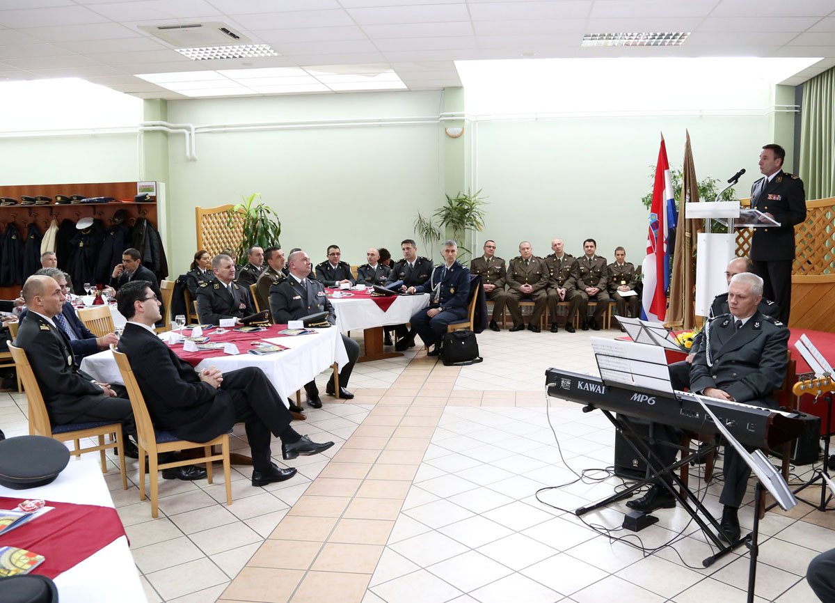 https://www.morh.hr/wp-content/gallery/obiljezena-15-godisnjica-sredista-za-medunarodne-vojne-operacije/smvo_04032016_03.jpg