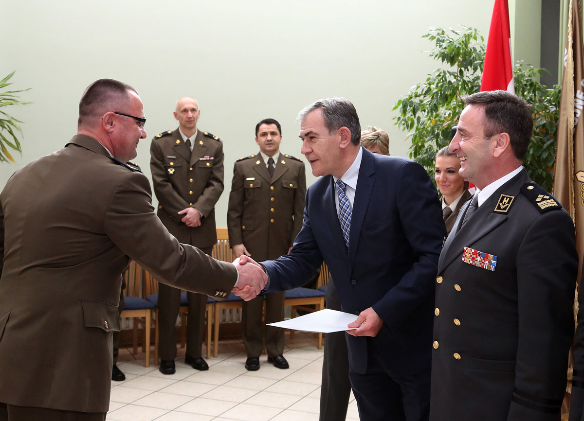 https://www.morh.hr/wp-content/gallery/obiljezena-15-godisnjica-sredista-za-medunarodne-vojne-operacije/smvo_04032016_07.jpg
