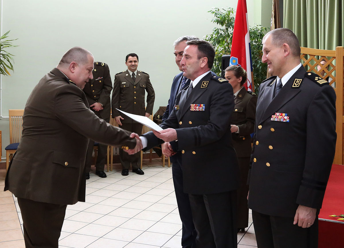 https://www.morh.hr/wp-content/gallery/obiljezena-15-godisnjica-sredista-za-medunarodne-vojne-operacije/smvo_04032016_08.jpg