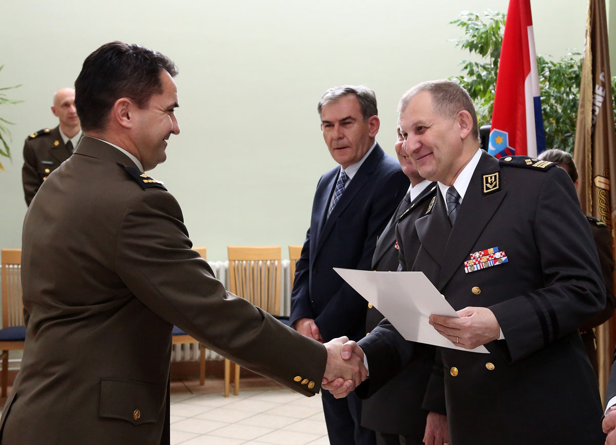 https://www.morh.hr/wp-content/gallery/obiljezena-15-godisnjica-sredista-za-medunarodne-vojne-operacije/smvo_04032016_13.jpg