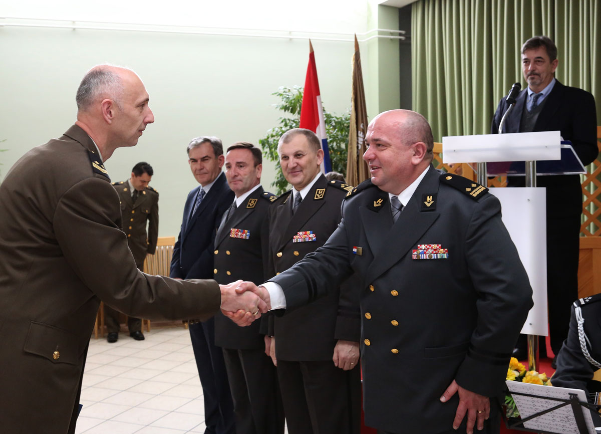 https://www.morh.hr/wp-content/gallery/obiljezena-15-godisnjica-sredista-za-medunarodne-vojne-operacije/smvo_04032016_14.jpg