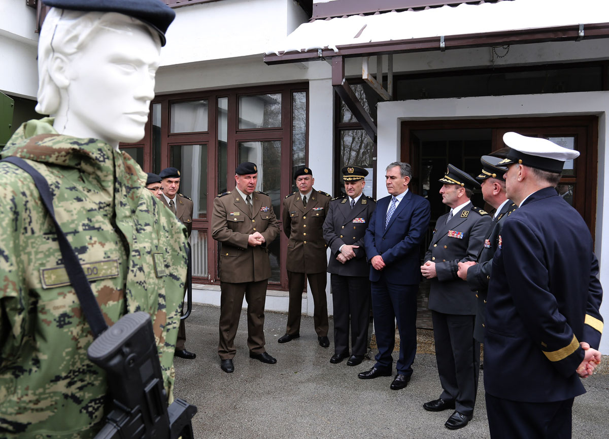 https://www.morh.hr/wp-content/gallery/obiljezena-15-godisnjica-sredista-za-medunarodne-vojne-operacije/smvo_04032016_17.jpg