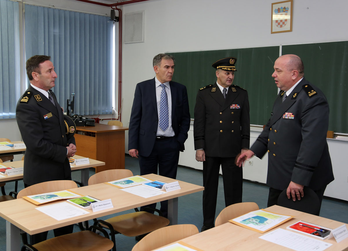 https://www.morh.hr/wp-content/gallery/obiljezena-15-godisnjica-sredista-za-medunarodne-vojne-operacije/smvo_04032016_18.jpg