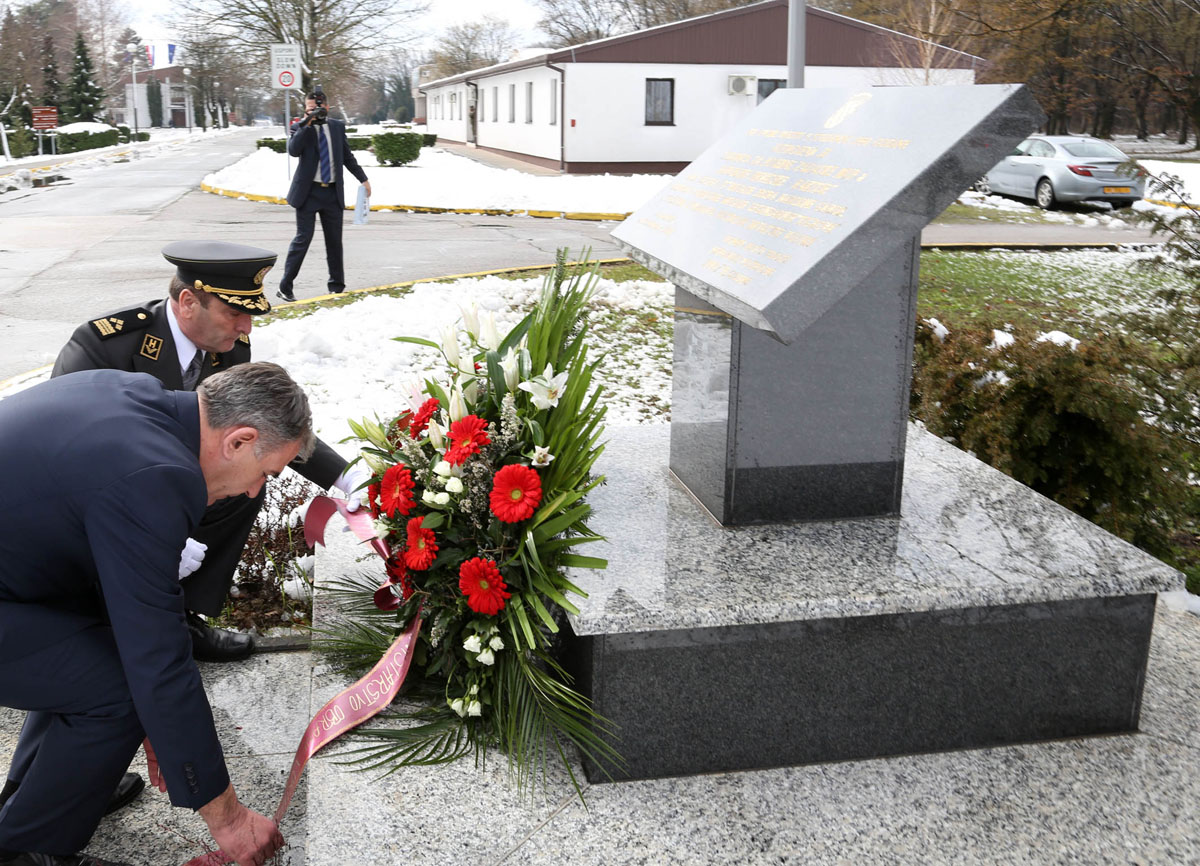 https://www.morh.hr/wp-content/gallery/obiljezena-15-godisnjica-sredista-za-medunarodne-vojne-operacije/smvo_04032016_19.jpg