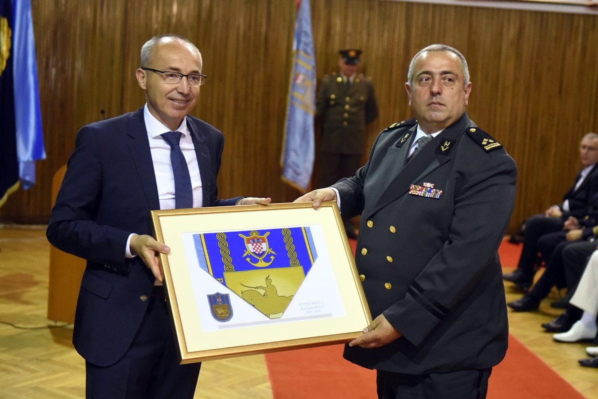 https://www.morh.hr/wp-content/gallery/obiljezena-20-obljetnica-osnutka-ratne-skole-na-hvu-u/20_obljetnica_osnutka_ratne_skole_27062018_27.jpg