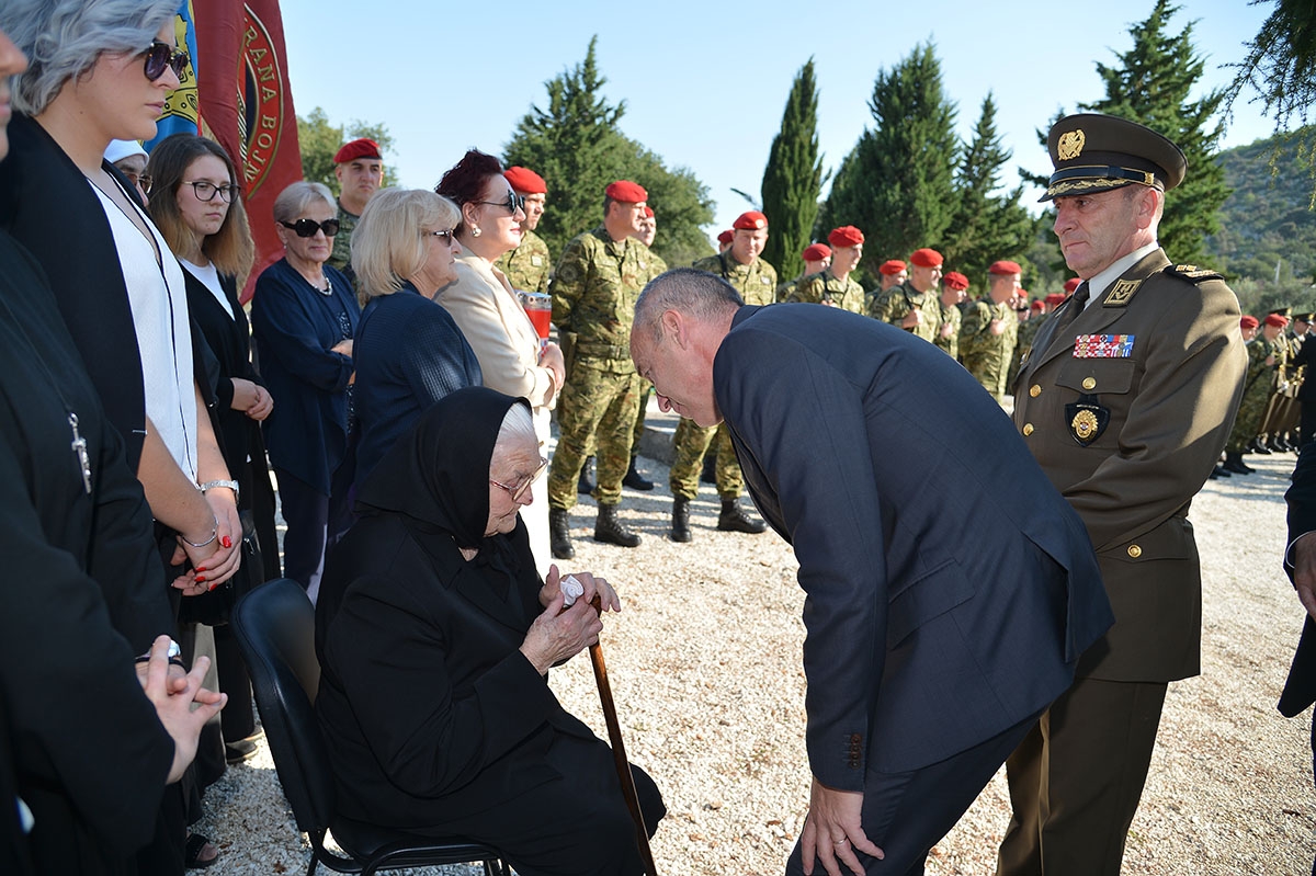 https://www.morh.hr/wp-content/gallery/obiljezena-23-obljetnica-pogibije-andrije-matijasa-pauka/jkp_7474.jpg