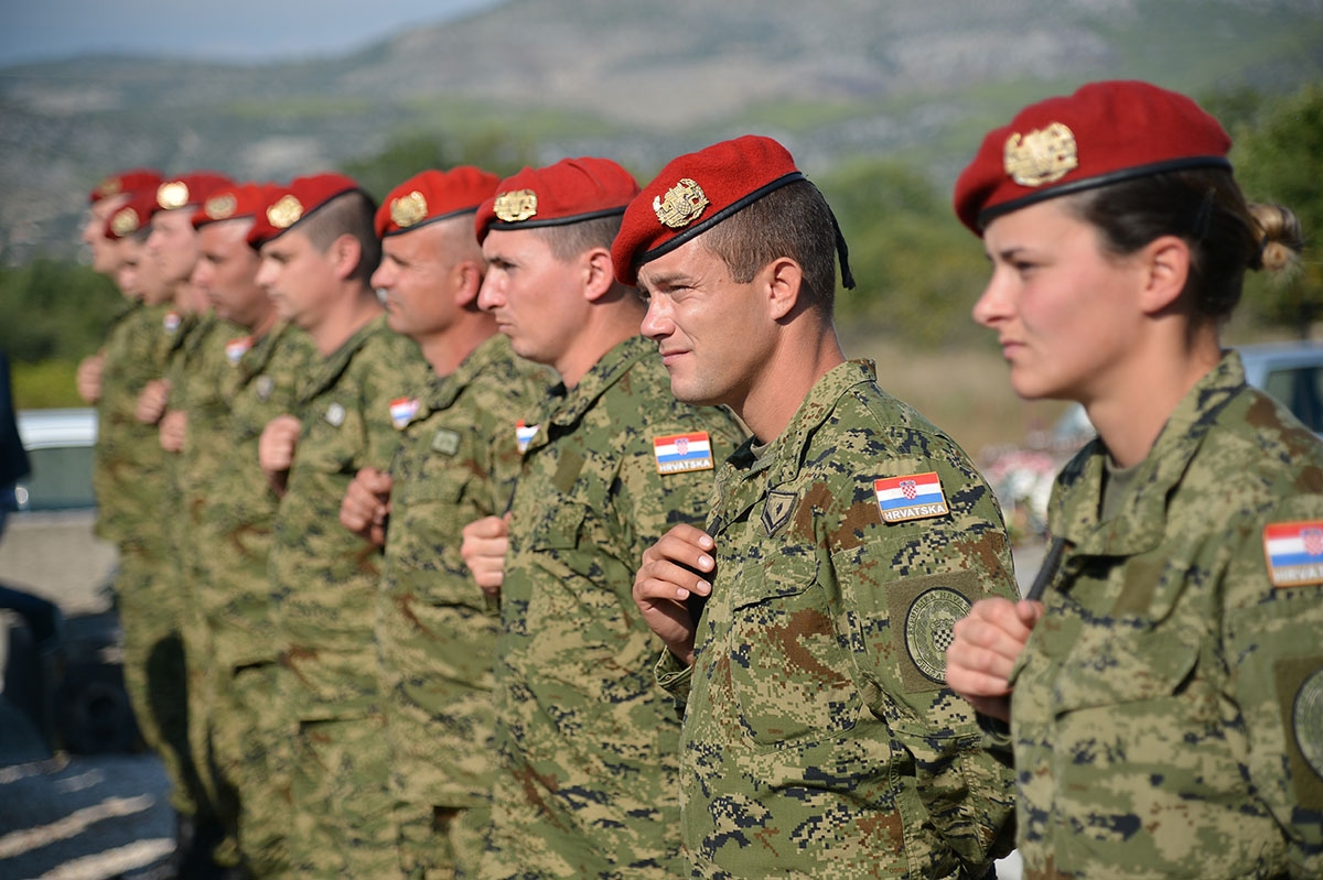 https://www.morh.hr/wp-content/gallery/obiljezena-23-obljetnica-pogibije-andrije-matijasa-pauka/jkp_7488.jpg