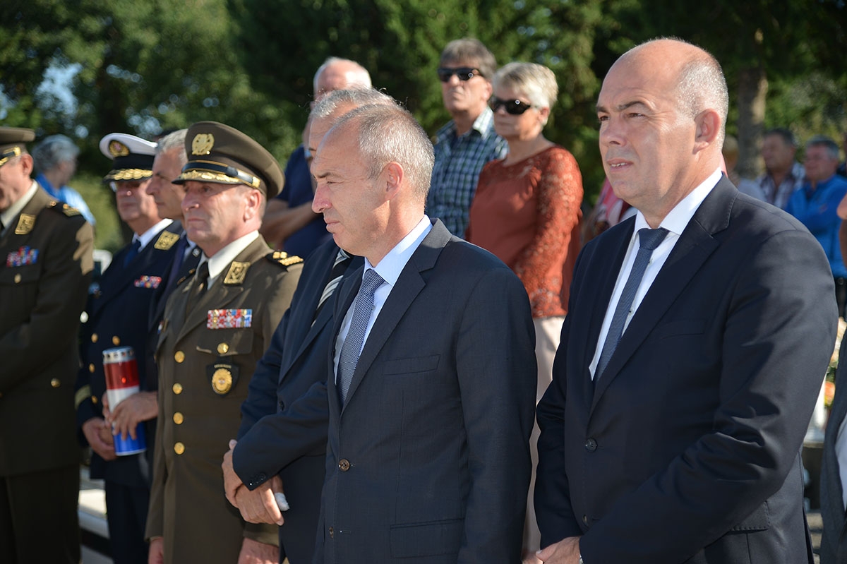 https://www.morh.hr/wp-content/gallery/obiljezena-23-obljetnica-pogibije-andrije-matijasa-pauka/jkp_7492.jpg