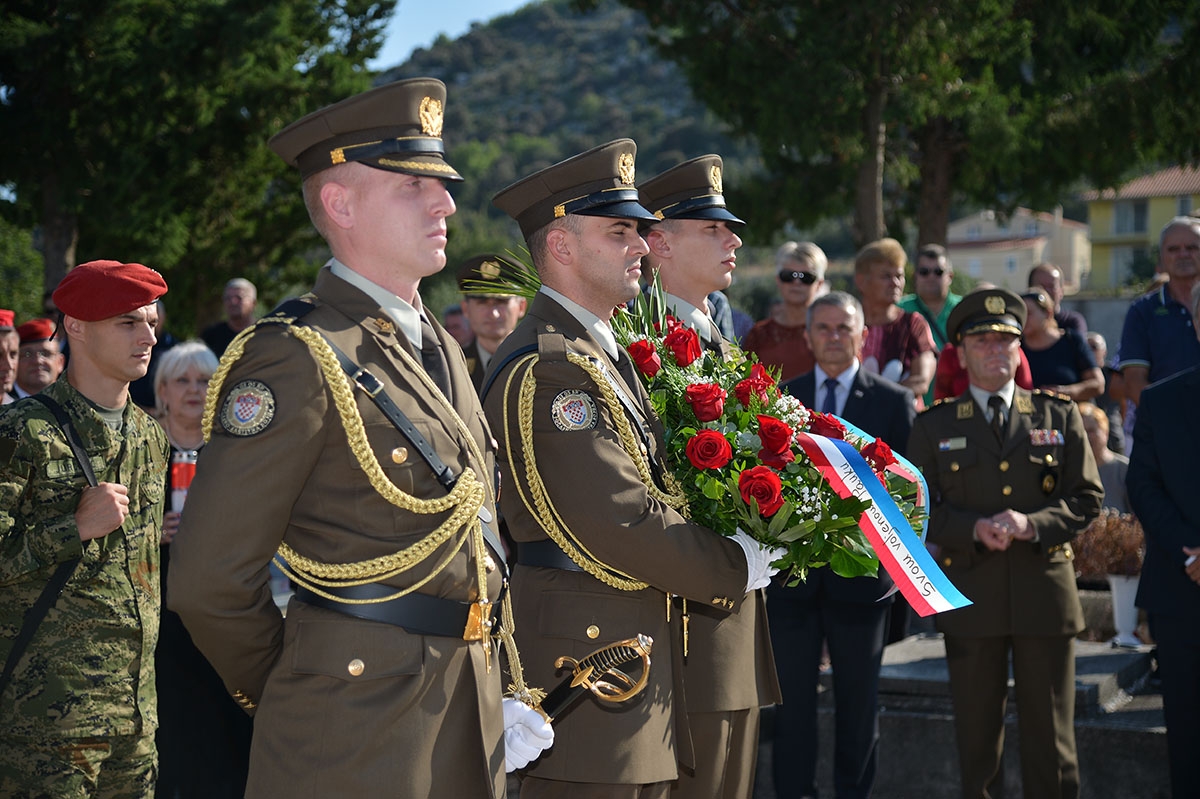 https://www.morh.hr/wp-content/gallery/obiljezena-23-obljetnica-pogibije-andrije-matijasa-pauka/jkp_7498.jpg