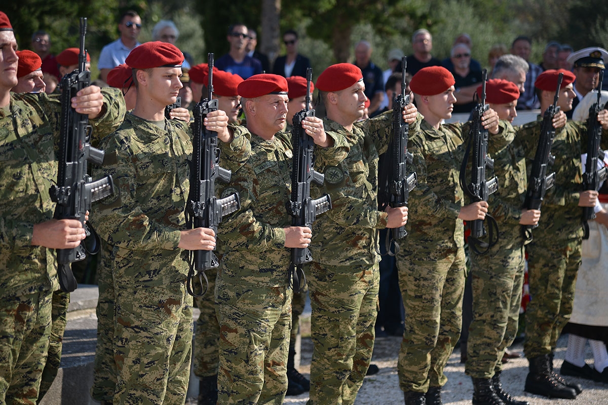 https://www.morh.hr/wp-content/gallery/obiljezena-23-obljetnica-pogibije-andrije-matijasa-pauka/jkp_7504.jpg