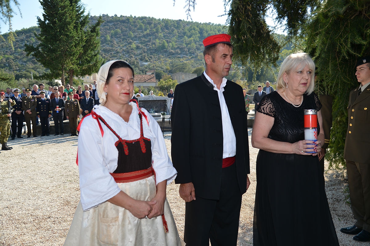 https://www.morh.hr/wp-content/gallery/obiljezena-23-obljetnica-pogibije-andrije-matijasa-pauka/jkp_7510.jpg