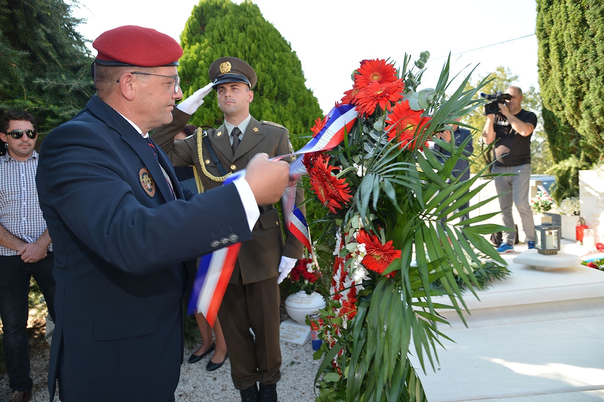 https://www.morh.hr/wp-content/gallery/obiljezena-23-obljetnica-pogibije-andrije-matijasa-pauka/jkp_7546.jpg