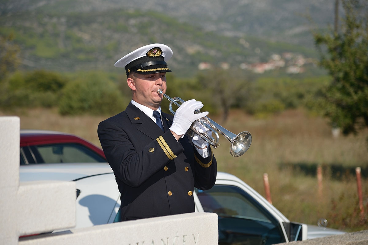https://www.morh.hr/wp-content/gallery/obiljezena-23-obljetnica-pogibije-andrije-matijasa-pauka/jkp_7553.jpg