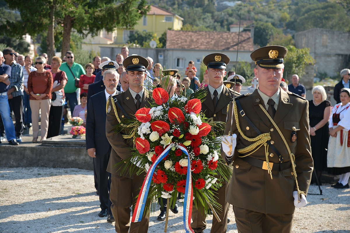 https://www.morh.hr/wp-content/gallery/obiljezena-23-obljetnica-pogibije-andrije-matijasa-pauka/jkp_7564.jpg