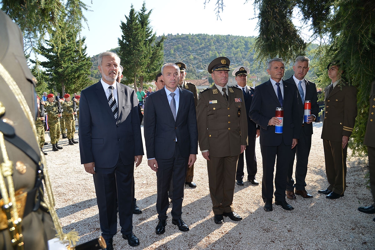 https://www.morh.hr/wp-content/gallery/obiljezena-23-obljetnica-pogibije-andrije-matijasa-pauka/jkp_7571.jpg