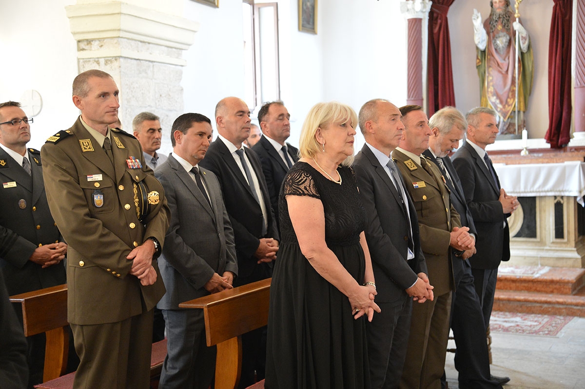 https://www.morh.hr/wp-content/gallery/obiljezena-23-obljetnica-pogibije-andrije-matijasa-pauka/jkp_7729.jpg