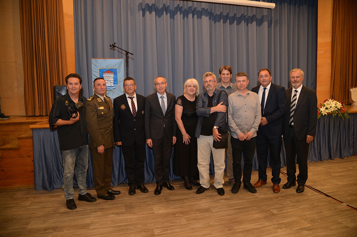 https://www.morh.hr/wp-content/gallery/obiljezena-23-obljetnica-pogibije-andrije-matijasa-pauka/jkp_7933.jpg