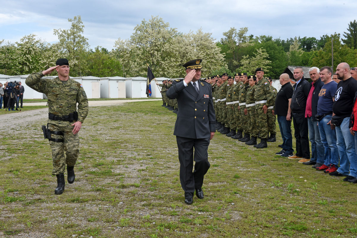https://www.morh.hr/wp-content/gallery/obiljezena-25-godisnjica-satnije-za-obuku-vodica-i-sluzbenih-pasa/szop_11052017_02.jpg