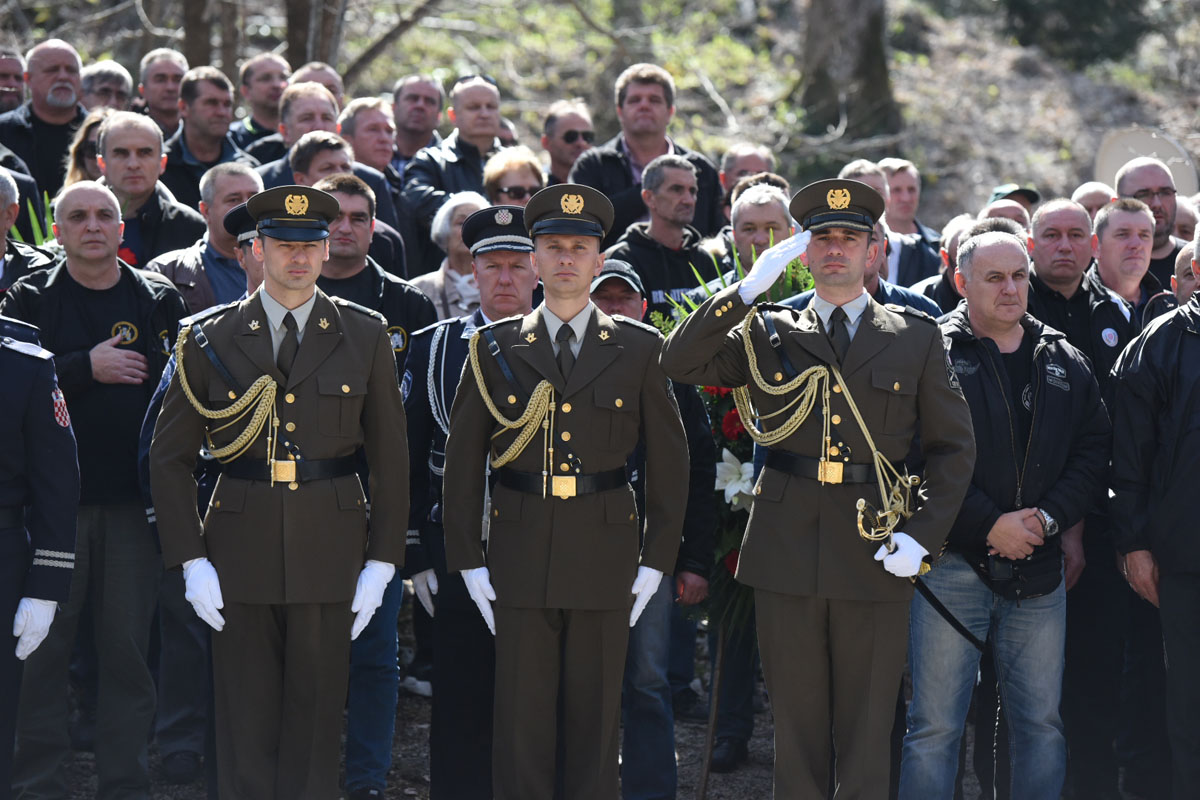 https://www.morh.hr/wp-content/gallery/obiljezena-25-obljetnica-akcije-plitvice-i-pogibije-josipa-jovica/plitvice_31032016_02.jpg