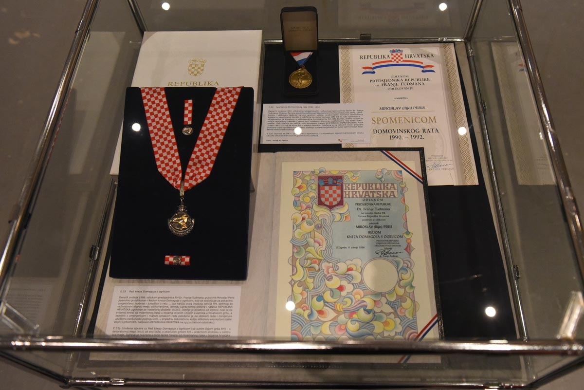 https://www.morh.hr/wp-content/gallery/obiljezena-25-obljetnica-pogibije-pilota-hrz-a-miroslava-perisa/peris_14092018_13.jpg