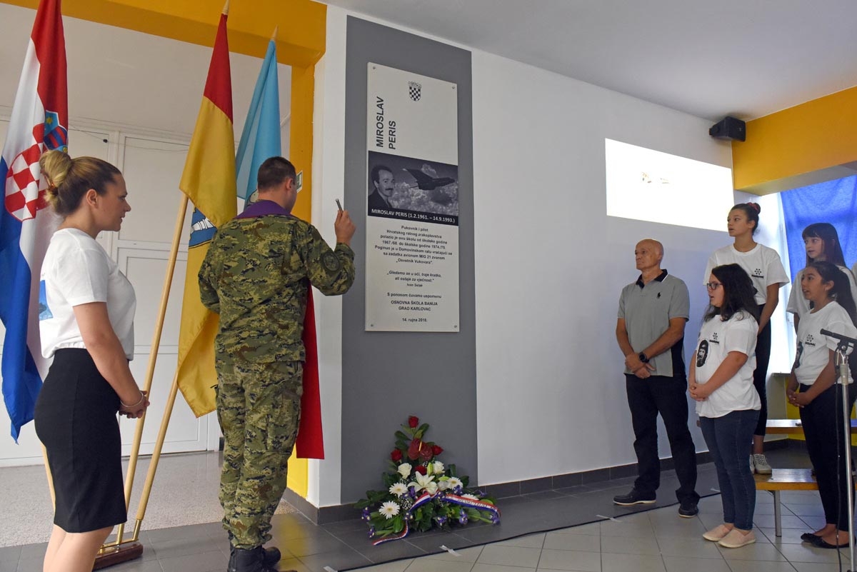 https://www.morh.hr/wp-content/gallery/obiljezena-25-obljetnica-pogibije-pilota-hrz-a-miroslava-perisa/peris_14092018_24.jpg