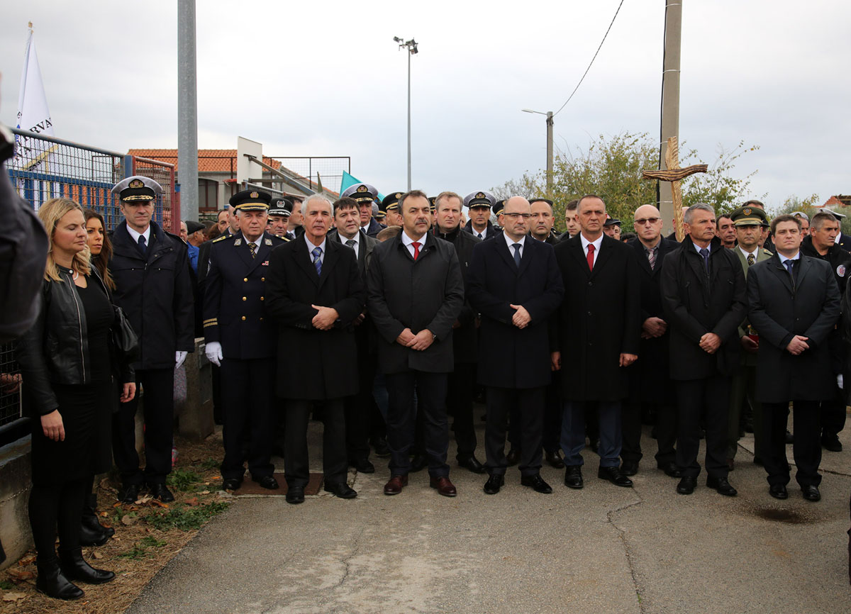 https://www.morh.hr/wp-content/gallery/obiljezena-25-obljetnica-stradanja-skabrnje-u-domovinskom-ratu/en5b2588.jpg
