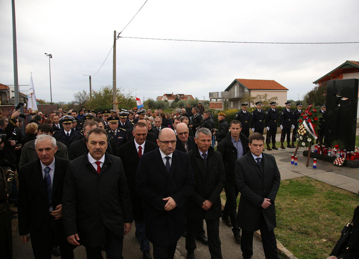 https://www.morh.hr/wp-content/gallery/obiljezena-25-obljetnica-stradanja-skabrnje-u-domovinskom-ratu/en5b2626.jpg