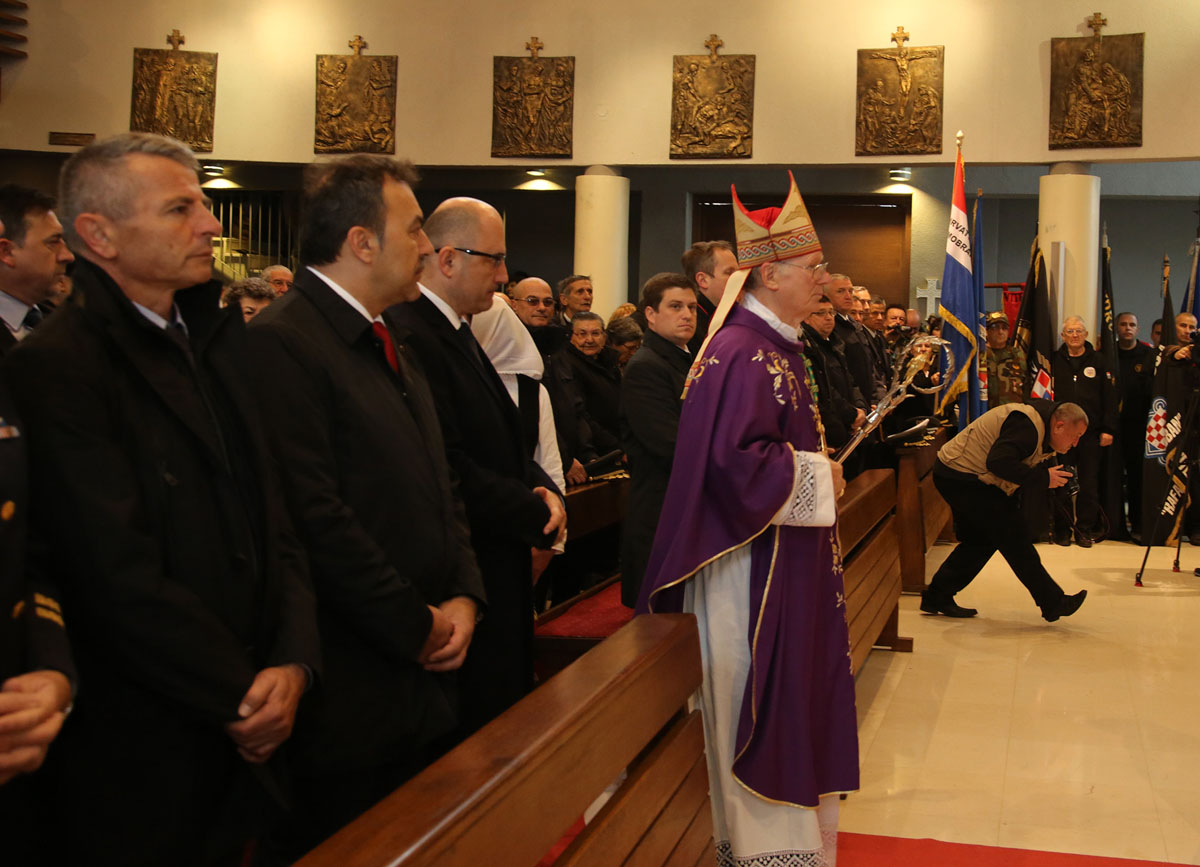 https://www.morh.hr/wp-content/gallery/obiljezena-25-obljetnica-stradanja-skabrnje-u-domovinskom-ratu/en5b2654.jpg