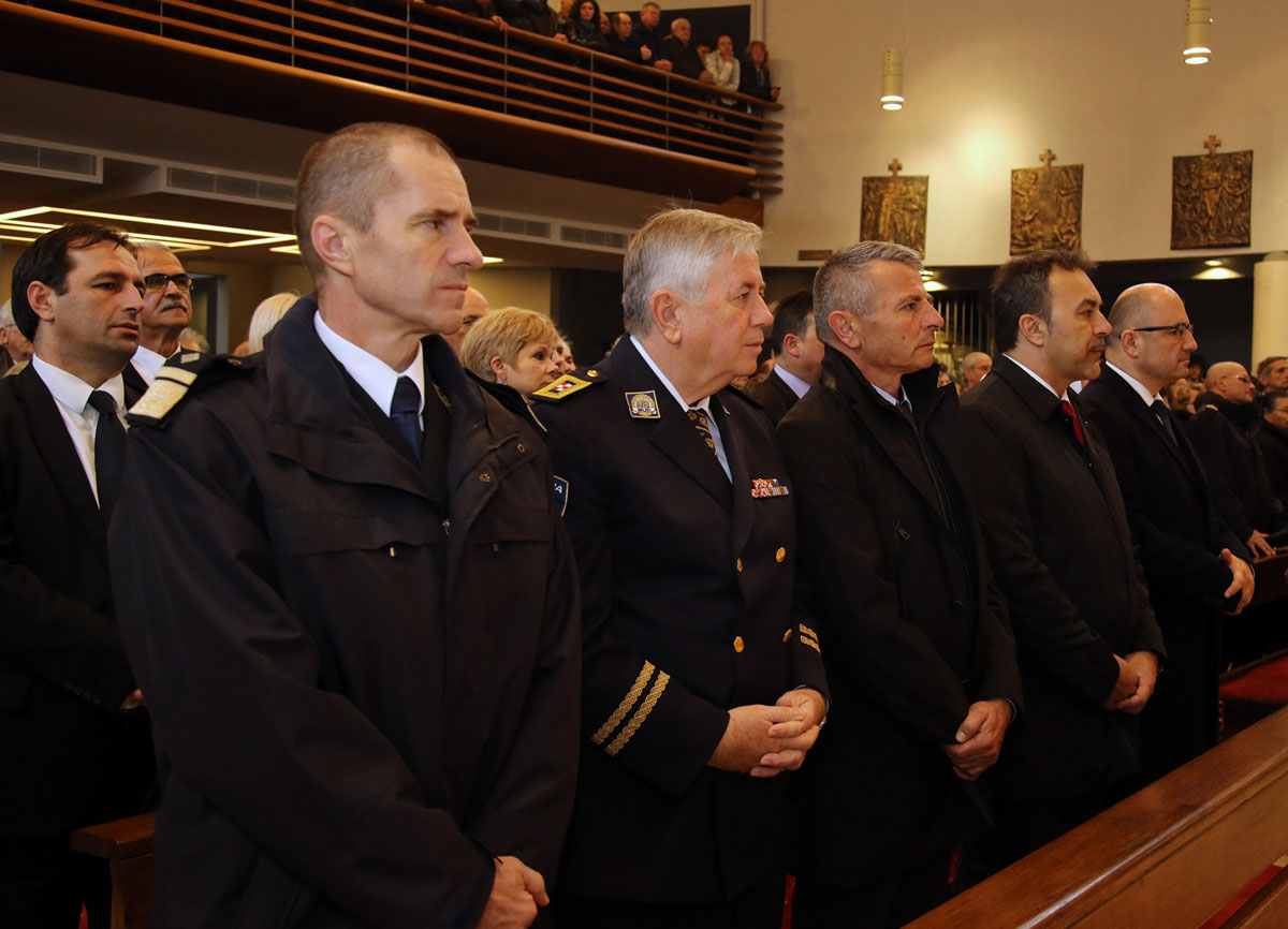https://www.morh.hr/wp-content/gallery/obiljezena-25-obljetnica-stradanja-skabrnje-u-domovinskom-ratu/en5b2657.jpg