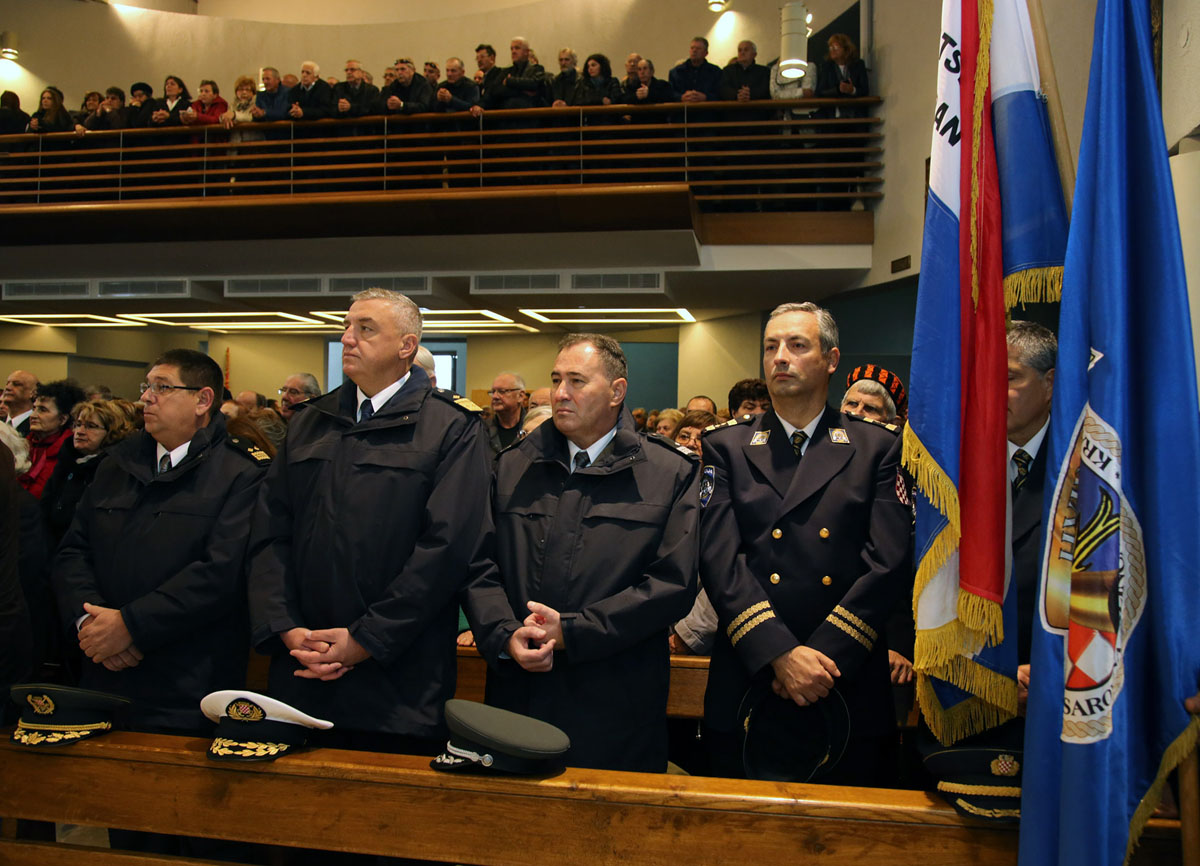 https://www.morh.hr/wp-content/gallery/obiljezena-25-obljetnica-stradanja-skabrnje-u-domovinskom-ratu/en5b2662.jpg