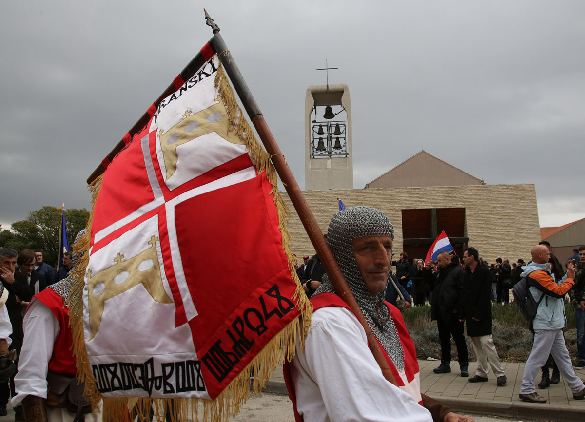 https://www.morh.hr/wp-content/gallery/obiljezena-25-obljetnica-stradanja-skabrnje-u-domovinskom-ratu/en5b2733.jpg