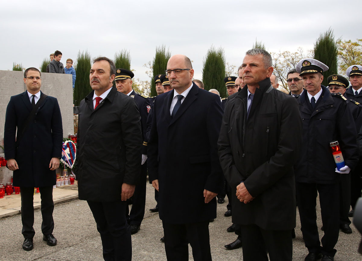 https://www.morh.hr/wp-content/gallery/obiljezena-25-obljetnica-stradanja-skabrnje-u-domovinskom-ratu/en5b2844.jpg