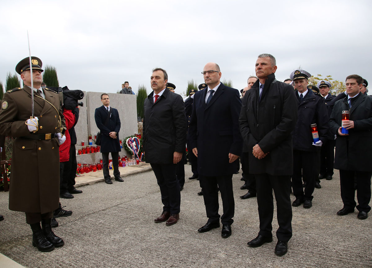 https://www.morh.hr/wp-content/gallery/obiljezena-25-obljetnica-stradanja-skabrnje-u-domovinskom-ratu/en5b2847a.jpg