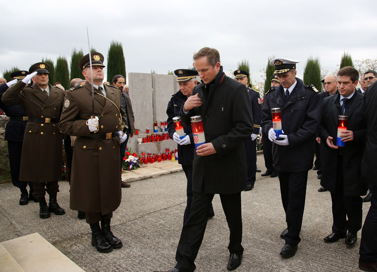 https://www.morh.hr/wp-content/gallery/obiljezena-25-obljetnica-stradanja-skabrnje-u-domovinskom-ratu/en5b2853.jpg