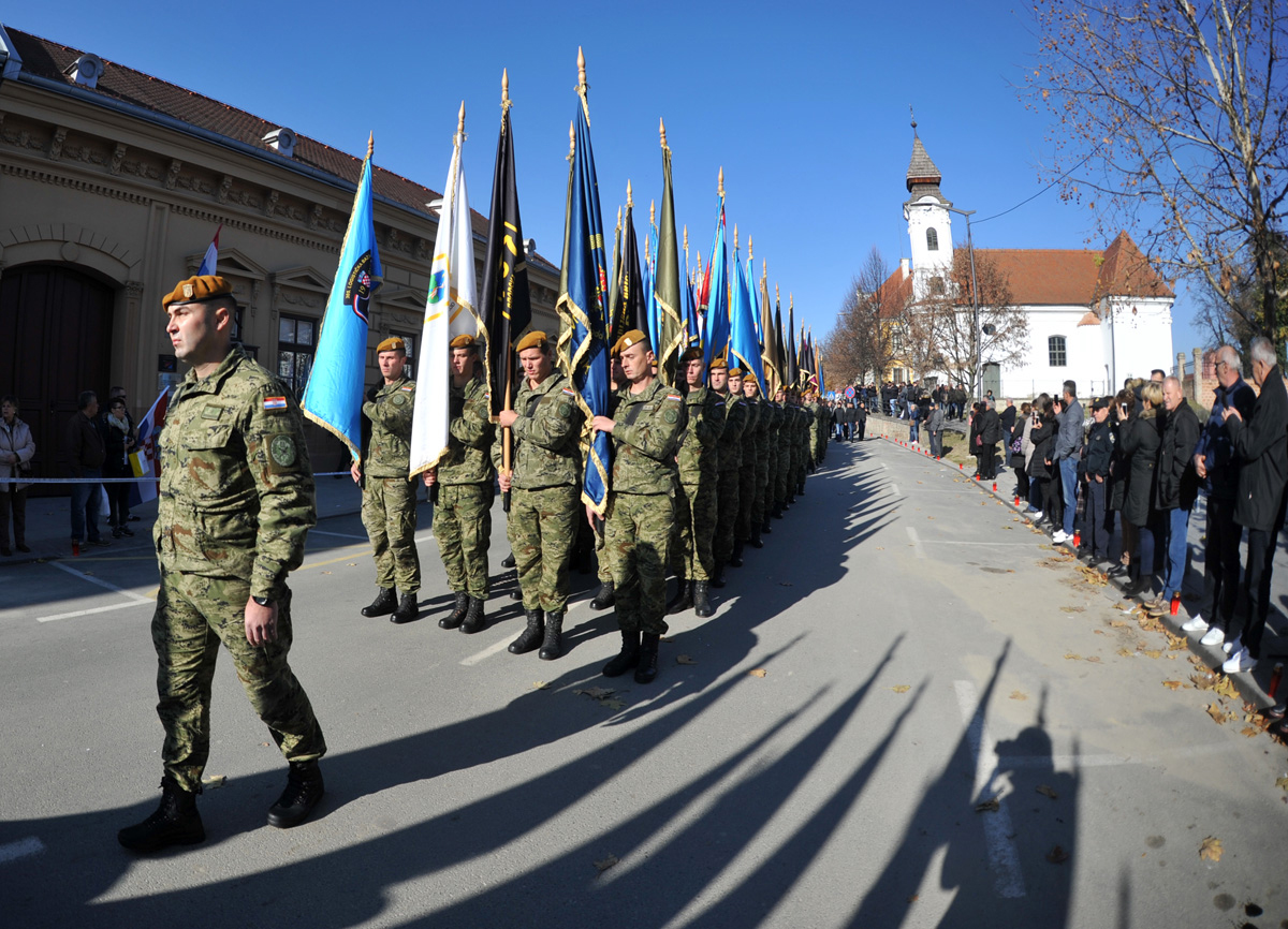 https://www.morh.hr/wp-content/gallery/obiljezena-25-obljetnica-stradanja-vukovara-grada-heroja/wil_0743.jpg