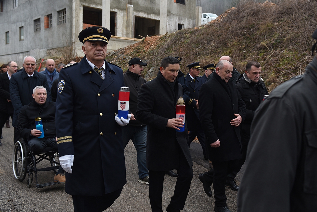 https://www.morh.hr/wp-content/gallery/obiljezena-26-obljetnica-pogiblje-damira-tomljanovica-gavrana/20200217-obljetnica-gavran-04.jpg