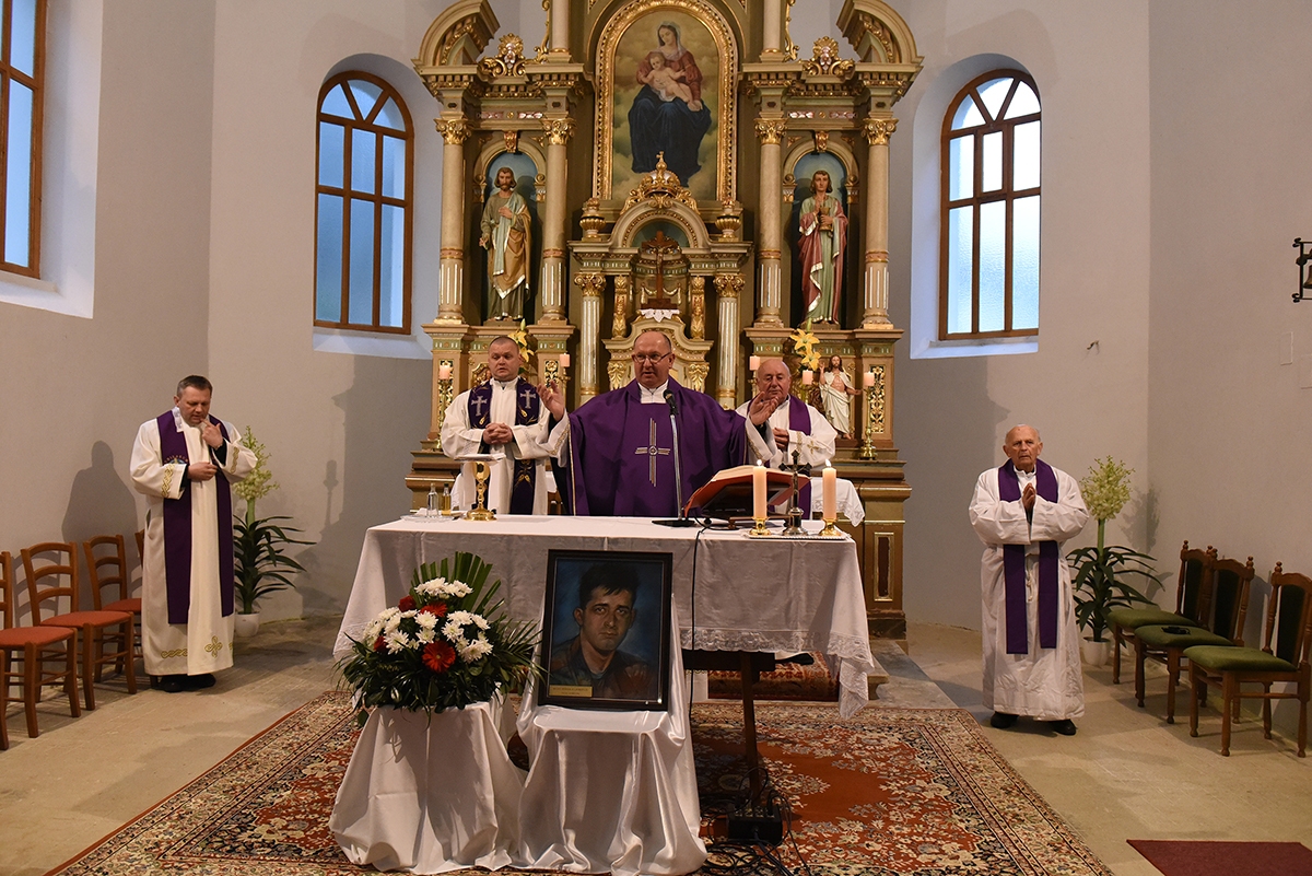 https://www.morh.hr/wp-content/gallery/obiljezena-26-obljetnica-pogiblje-damira-tomljanovica-gavrana/20200217-obljetnica-gavran-27.jpg