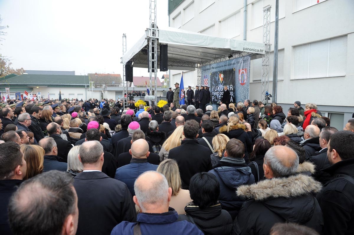https://www.morh.hr/wp-content/gallery/obiljezena-26-obljetnica-stradanja-vukovara-grada-heroja/vukovar_181117_03.jpg