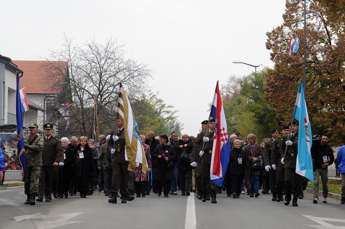 https://www.morh.hr/wp-content/gallery/obiljezena-26-obljetnica-stradanja-vukovara-grada-heroja/vukovar_181117_08.jpg