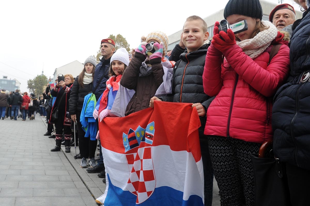 https://www.morh.hr/wp-content/gallery/obiljezena-26-obljetnica-stradanja-vukovara-grada-heroja/vukovar_181117_15.jpg