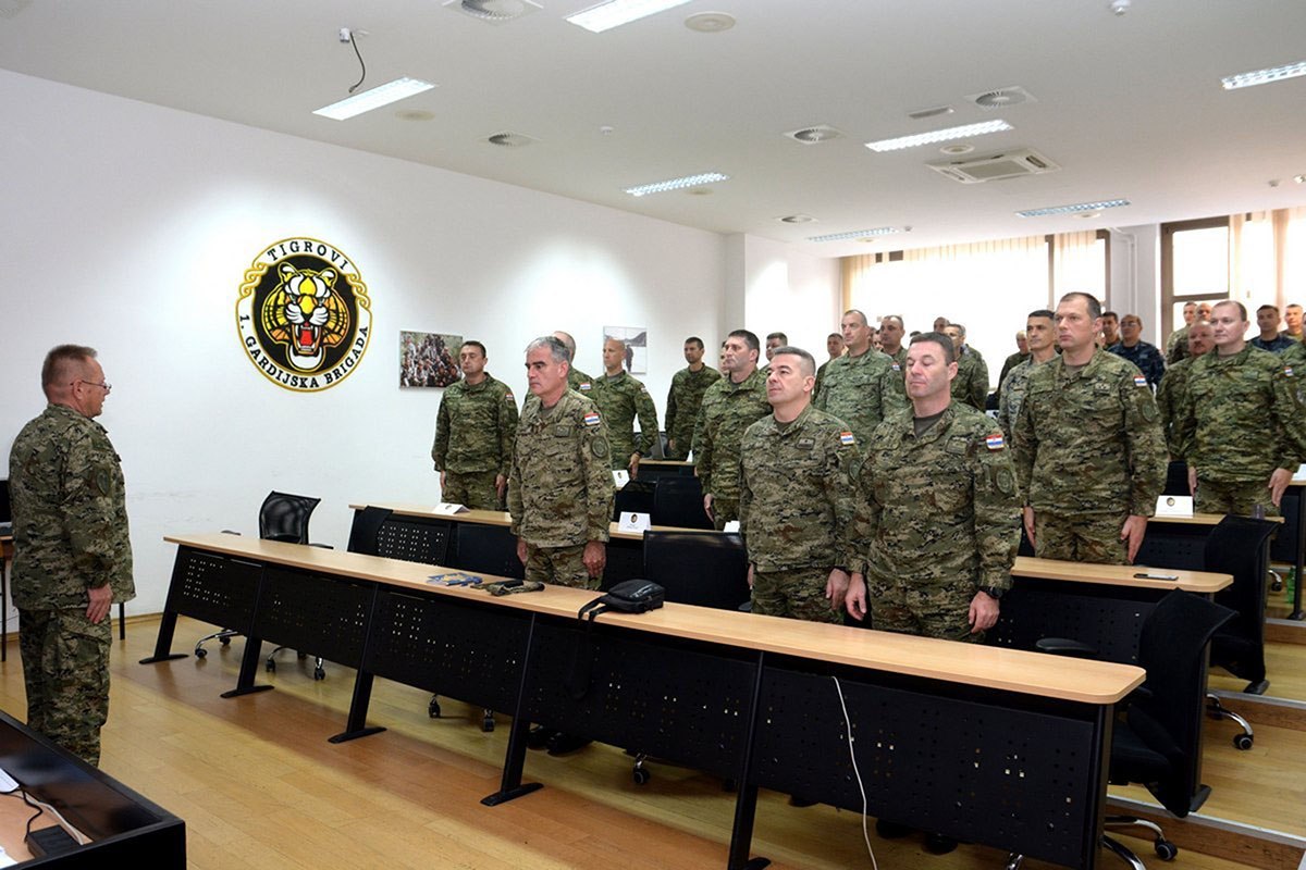 https://www.morh.hr/wp-content/gallery/obiljezena-26-obljetnica-zapovjedno-stozerne-skole-blago-zadro/obljetnica_zss_blago_zadro_14102019_5.jpg