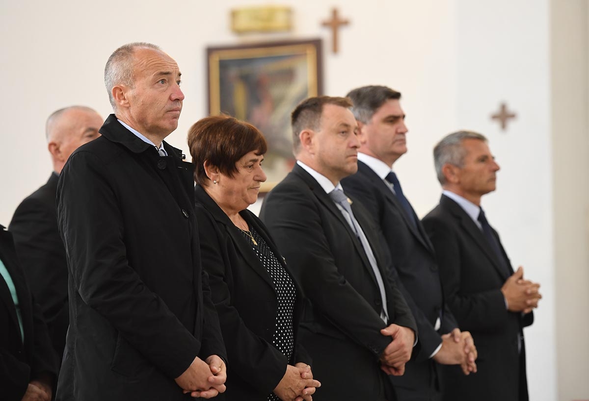 https://www.morh.hr/wp-content/gallery/obiljezena-27-godisnjica-pogibije-generala-zadre-i-bojnika-hilla/godisnjica_pogibije_generala_zadre_16102018_24.jpg