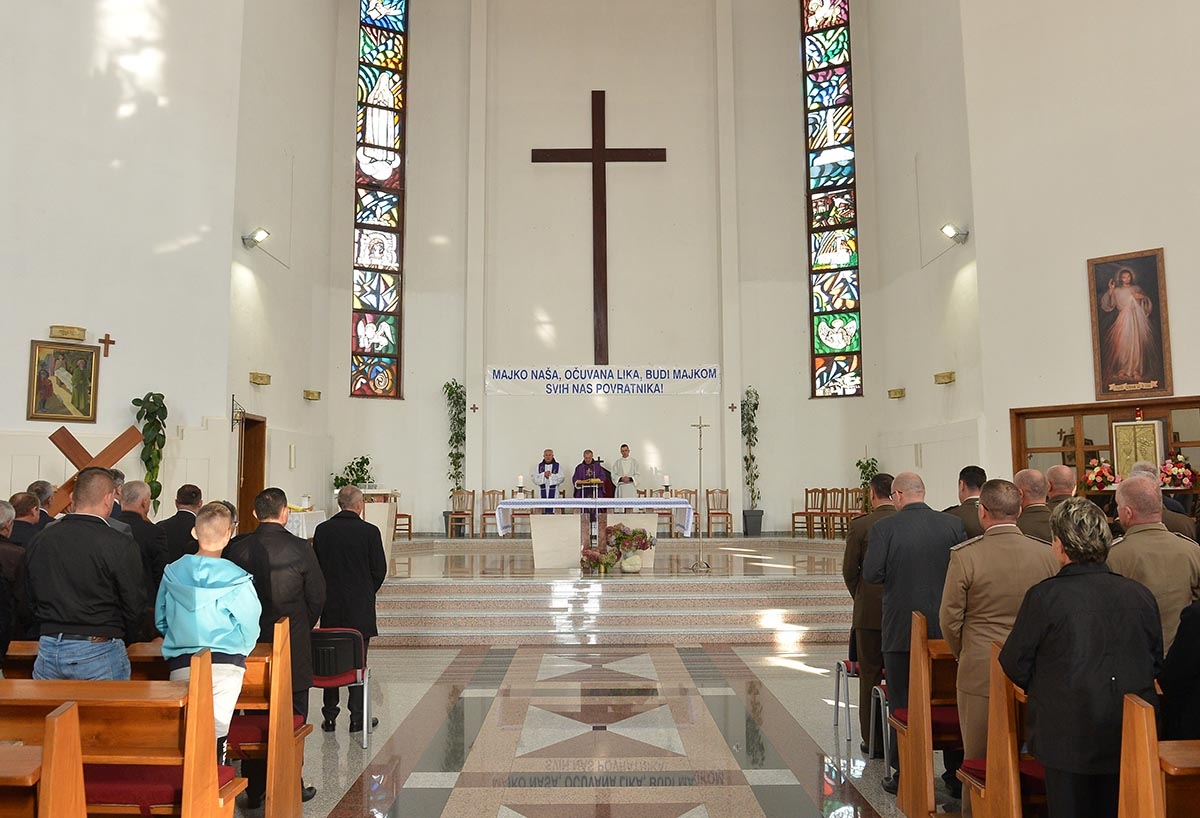 https://www.morh.hr/wp-content/gallery/obiljezena-27-godisnjica-pogibije-generala-zadre-i-bojnika-hilla/godisnjica_pogibije_generala_zadre_16102018_26.jpg