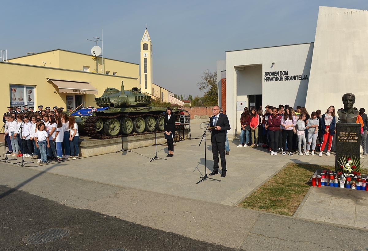 https://www.morh.hr/wp-content/gallery/obiljezena-27-godisnjica-pogibije-generala-zadre-i-bojnika-hilla/godisnjica_pogibije_generala_zadre_16102018_33.jpg
