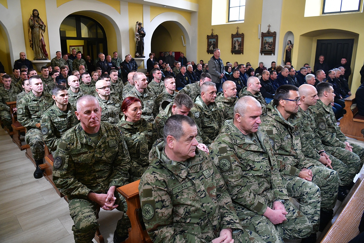 https://www.morh.hr/wp-content/gallery/obiljezena-27-obljetnica-9-gardijske-brigade-i-bojne-vukovi/obljetnica_vukova_08112019_02.jpg